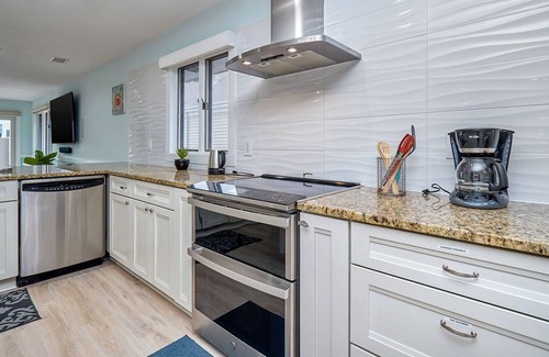 Northeast Virginia Beach Casa | 3 Story TownHouse Walking distance to the beach