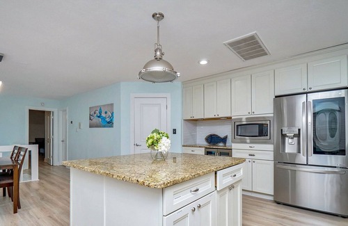 Northeast Virginia Beach Casa | 3 Story TownHouse Walking distance to the beach