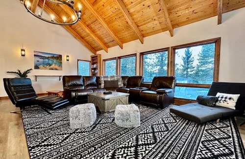 Country Club Estates Casa | 3-Story Winter Wonderland