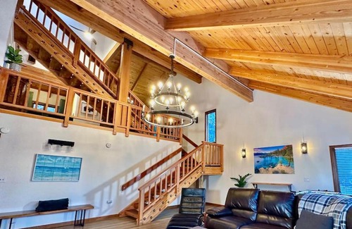 Country Club Estates Casa | 3-Story Winter Wonderland
