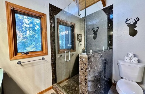 Country Club Estates Casa | 3-Story Winter Wonderland