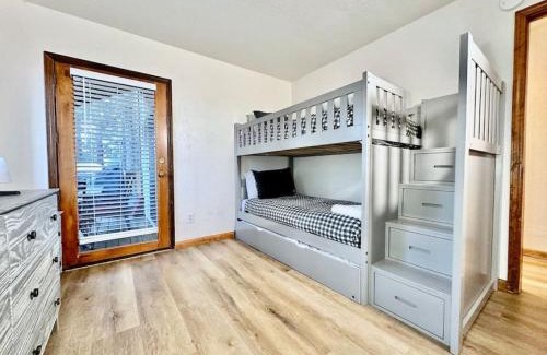 Country Club Estates Casa | 3-Story Winter Wonderland