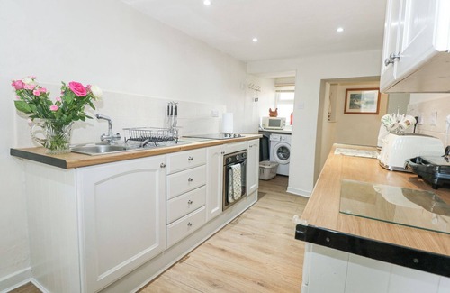Pen-y-sarn Cabaña | 3 TYN GIAT, pet friendly, with open fire in Amlwch