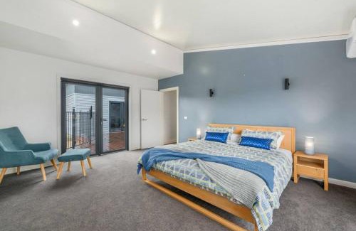 Mansfield Casa | 3 WISE MONKEYS, MANSFIELD