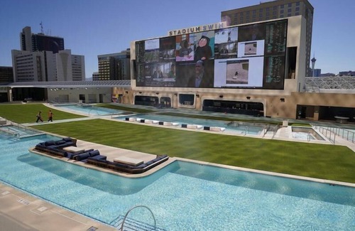 Downtown Las Vegas Apartamento | 3 x Bunk Pads at Circa Resort & Casino