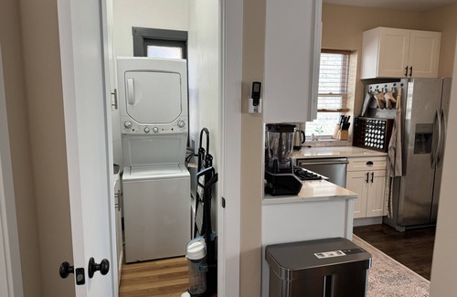 Skokie Apartamento | 3-BR near Chicago & Evanston, w/ 2-CAR GARAGE, 6X5 STORAGE SHED!