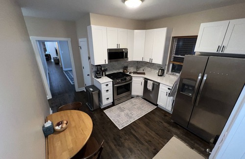 Skokie Apartamento | 3-BR near Chicago & Evanston, w/ 2-CAR GARAGE, 6X5 STORAGE SHED!
