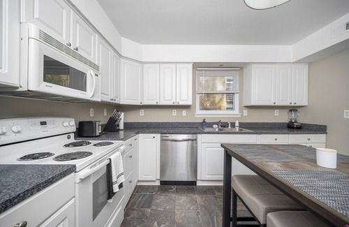 Northeast Virginia Beach Casa | Barberton Beach House! WIFI + W / D + Oasis limpio!