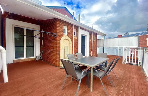 Wagga Wagga Casa | 30 Fitzmaurice St · Waterviews | Hidden Gem in CBD - Sleeps 10