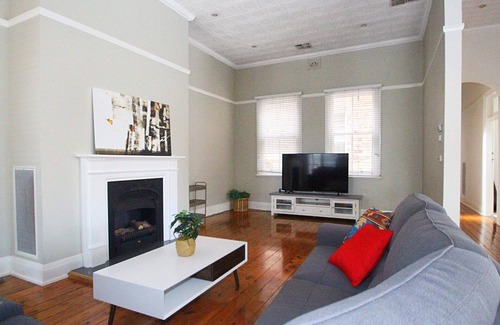 Wagga Wagga Casa | 30 Fitzmaurice St · Waterviews | Hidden Gem in CBD - Sleeps 10