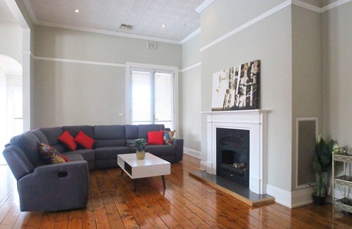 Wagga Wagga Casa | 30 Fitzmaurice St · Waterviews | Hidden Gem in CBD - Sleeps 10