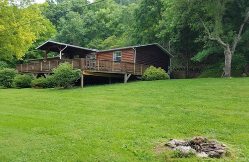 Pearisburg Cabina | The Creekside Lodge en Walker Creek Retreat