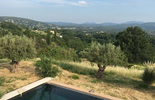 Montauroux Villa | 30 min de CANNES Vista panorámica del desbordamiento de la piscina de la propiedad contemporánea