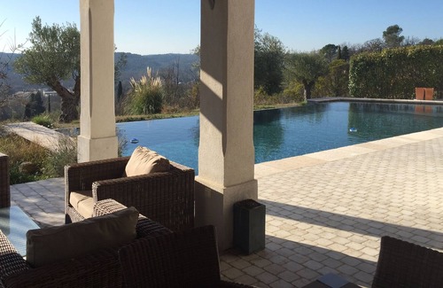Montauroux Villa | 30 min de CANNES Vista panorámica del desbordamiento de la piscina de la propiedad contemporánea
