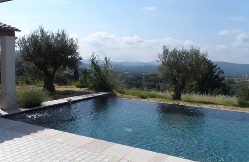 Montauroux Villa | 30 min de CANNES Vista panorámica del desbordamiento de la piscina de la propiedad contemporánea