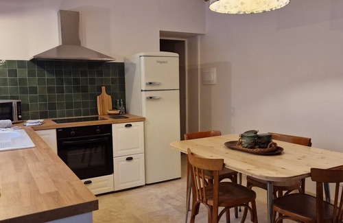 Monteux Apartamento | 30 min from Mont Ventoux, comfortable apartment in old Provencal farmhouse.