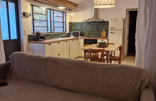 Monteux Apartamento | 30 min from Mont Ventoux, comfortable apartment in old Provencal farmhouse.