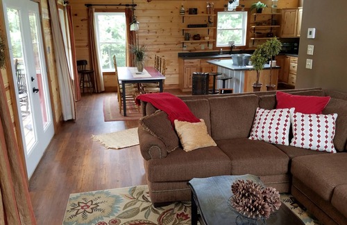 Pearisburg Cabaña | Red Pine Cottage en Walker Creek Retreat