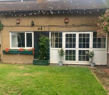 Abbots Langley Apartamento | 30 mins walk from Harry Potter Tour Self Contained Flat One bedroom plus new sofa bed in lounge