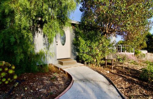 Central Malibu Apartamento | 30 PCT OFF! Malibu Charming Suite, Ocean View, King Bed
