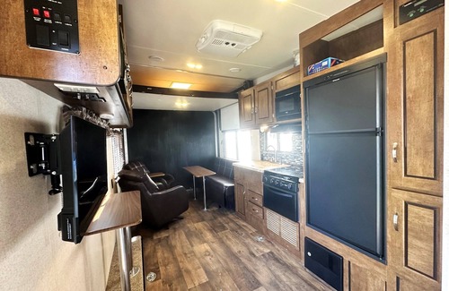 Kensington Casa | 30" Trailer, Sleeps 4, Available for Calgary Stampede in Hillhurst, Downtown