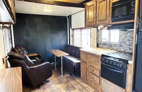 Kensington Casa | 30" Trailer, Sleeps 4, Available for Calgary Stampede in Hillhurst, Downtown
