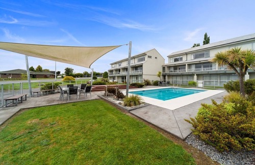 Two Mile Bay Casa | 300 Lake Terrace at the Lake