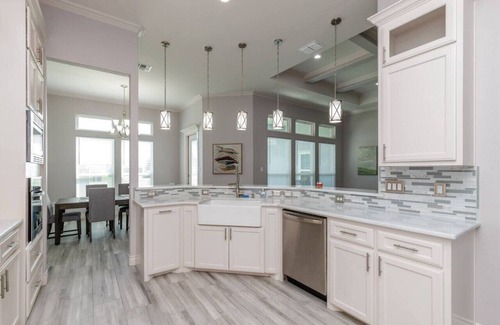 South Side Casa | 300) Pet friendly/ fenced yard!