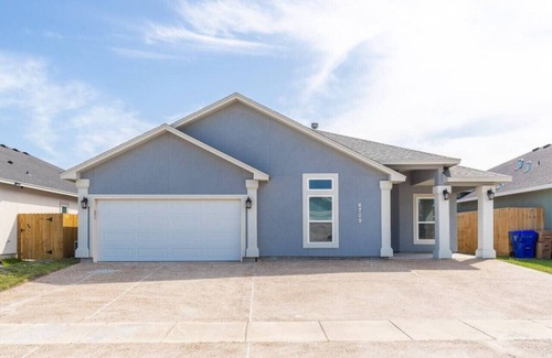 South Side Casa | 300) Pet friendly/ fenced yard!