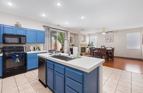 Spring Valley Casa | 3000 SqFt House 8beds/3bath W/Heated Pool/Spa/BBQ 86"SmartTV/Games Strip/Airport