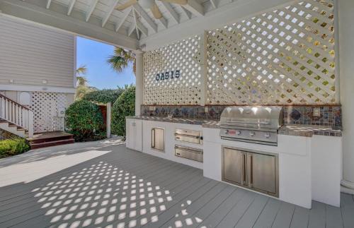 Isle of Palms Casa | 3001 Palm Boulevard by AvantStay Across From Beach Ocean Views