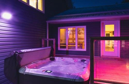 Northern Bruce Peninsula Casa | 300ft Modern Luxury Lakefront Hot Tub Steam Bath