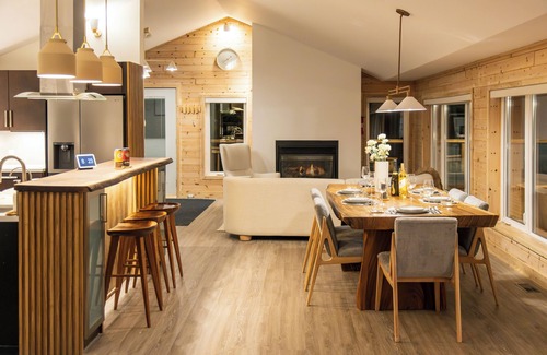 Northern Bruce Peninsula Cabaña | 300ft Modern Luxury Lakefront +Hot tub Steam bath