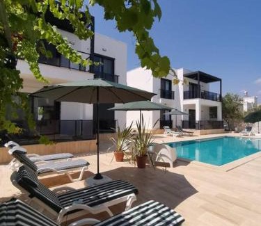 Turgutreis Apartamento | 300m to Beach 2 Bedroom Garden Floor Flat with Pool B1 - Yeni Dünya Bodrum