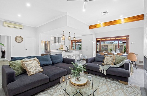 Hillarys Casa | Beachside Retreat - 300m Walk to the Beach & Patio