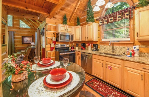 Gatlinburg - Pigeon Forge Cabina | New Firepit, 250MB WIFI, Hot Tub, Arcade, Pets OK