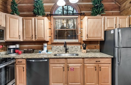 Gatlinburg - Pigeon Forge Cabina | New Firepit, 250MB WIFI, Hot Tub, Arcade, Pets OK