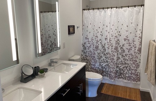 Eighth Avenue Condominio | 301 Luxury Condo | 2BD | Pool | Gated Parking | Close to Downtown!