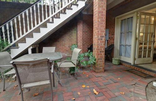 Historic Downtown Savannah Casa | 305 W Taylor Garden