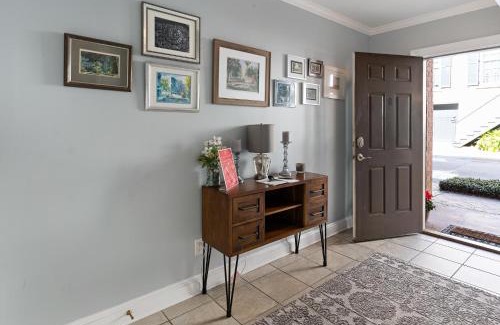 Historic Downtown Savannah Casa | 305 W Taylor Garden