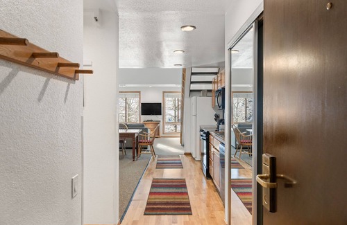 Olympic Valley Condominio | 306 | Loft Getaway for 6 Pool + Trails Await!