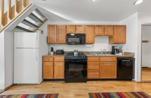 Olympic Valley Condominio | 306 | Loft Getaway for 6 Pool + Trails Await!
