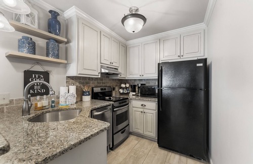 Inlet Beach Condominio | 30A Inlet Sands 105 | Walk to Beach & Rosemary! Private Patio w/ Pool Access!
