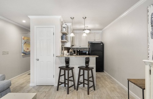 Inlet Beach Condominio | 30A Inlet Sands 105 | Walk to Beach & Rosemary! Private Patio w/ Pool Access!