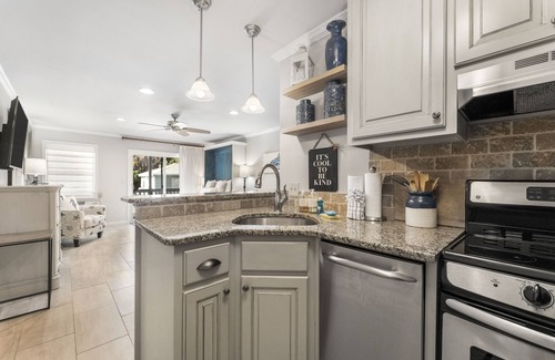 Inlet Beach Condominio | 30A Inlet Sands 105 | Walk to Beach & Rosemary! Private Patio w/ Pool Access!