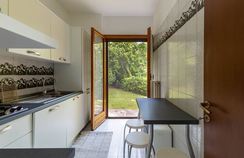 Brezzo di Bedero Apartamento | 3½-room apartment in a park with sunbathing lawn directly on the lake