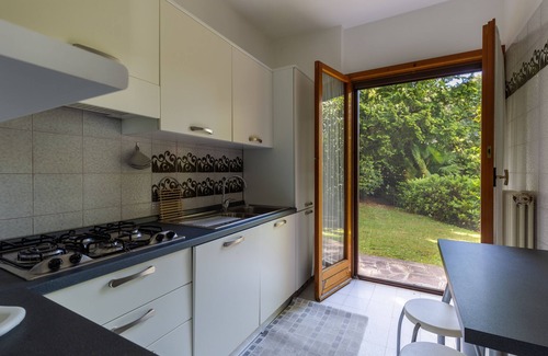 Brezzo di Bedero Apartamento | 3½-room apartment in a park with sunbathing lawn directly on the lake