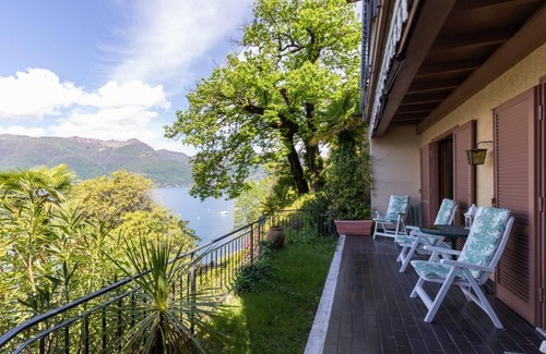 Brezzo di Bedero Apartamento | 3½-room apartment in a park with sunbathing lawn directly on the lake