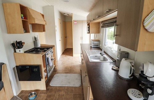 Tattershall Cabaña | 31 CASTLE VIEW, pet friendly, with a garden in Tattershall