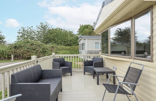 Tattershall Cabaña | 31 CASTLE VIEW, pet friendly, with a garden in Tattershall